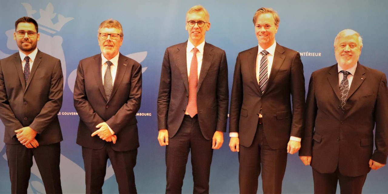 (de g. à dr.) Kevin Duarte Fonseca, échevin de la commune de Schieren ; Jean-Paul Zeimes, bourgmestre de la commune de Schieren ; Léon Gloden, ministre des Affaires intérieures ; Luc Feller, bourgmestre de la commune de Mamer ; Edouard Buchette, échevin de la commune de Mamer