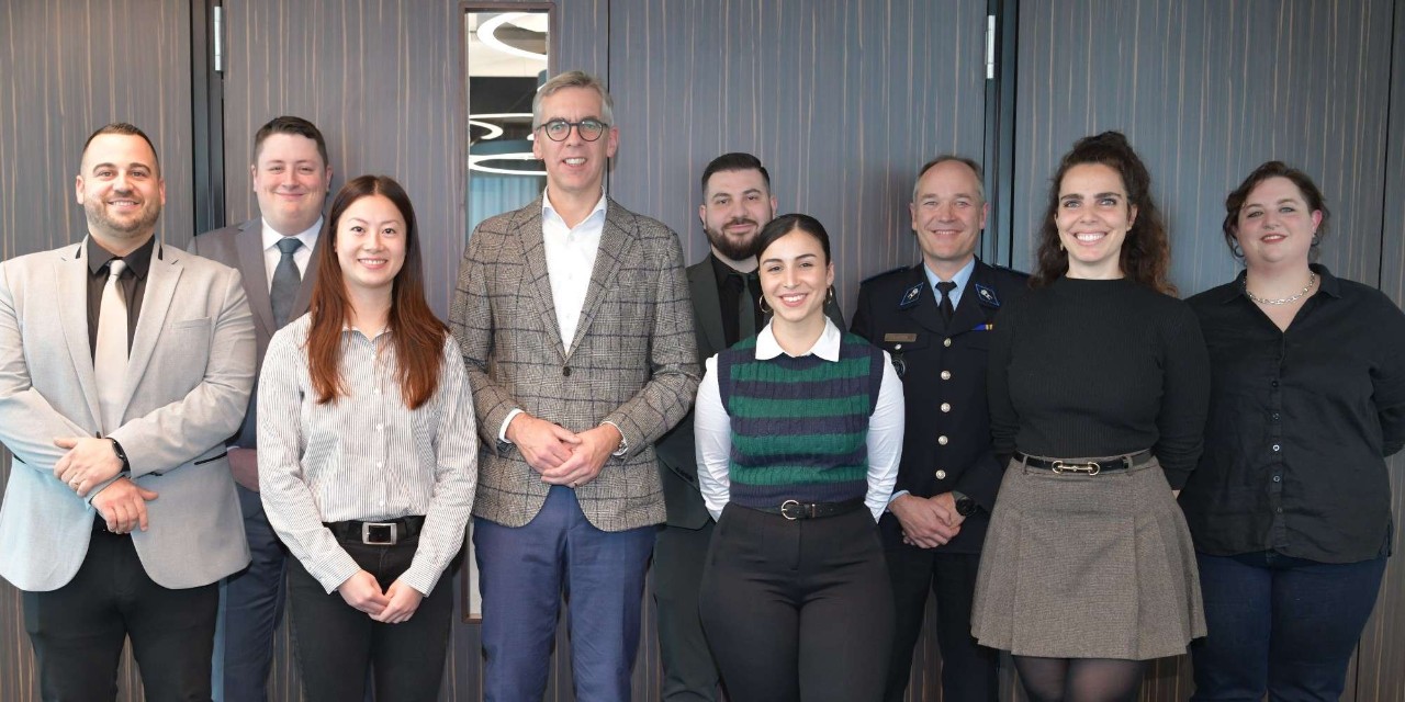 Léon Gloden avec Francis Lutgen, directeur des Ressources humaines de la Police grand-ducale et les 7 nouveaux agents de la Police grand-ducale.