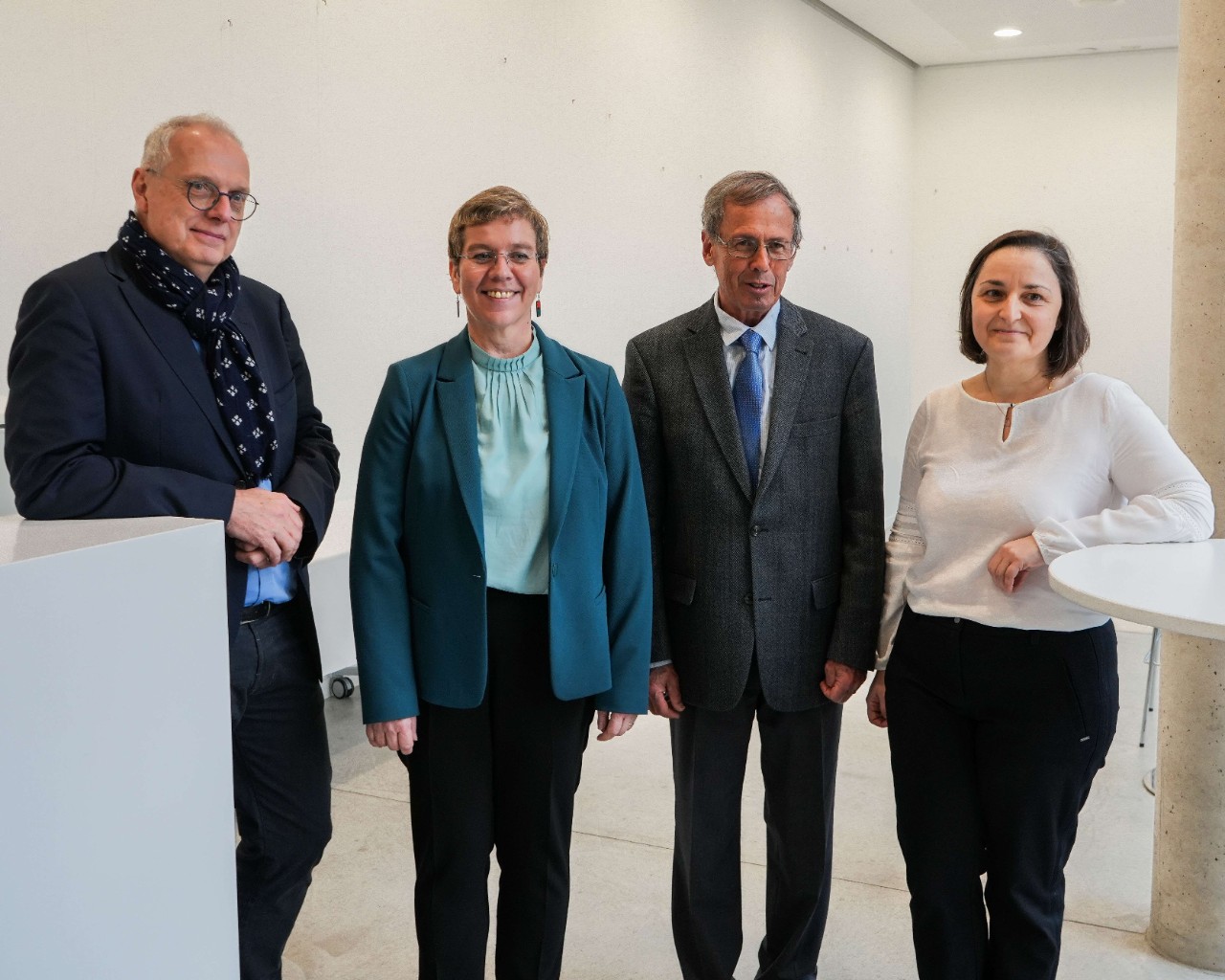 (de g. à dr.) Dr Jean-Claude Schmit, directeur de la Santé; Martine Deprez, ministre de la Santé et de la Sécurité sociale; Prof. Pierre-André Michaud; Dr Silvana Masi, cheffe de la division de la médecine scolaire, Direction de la santé