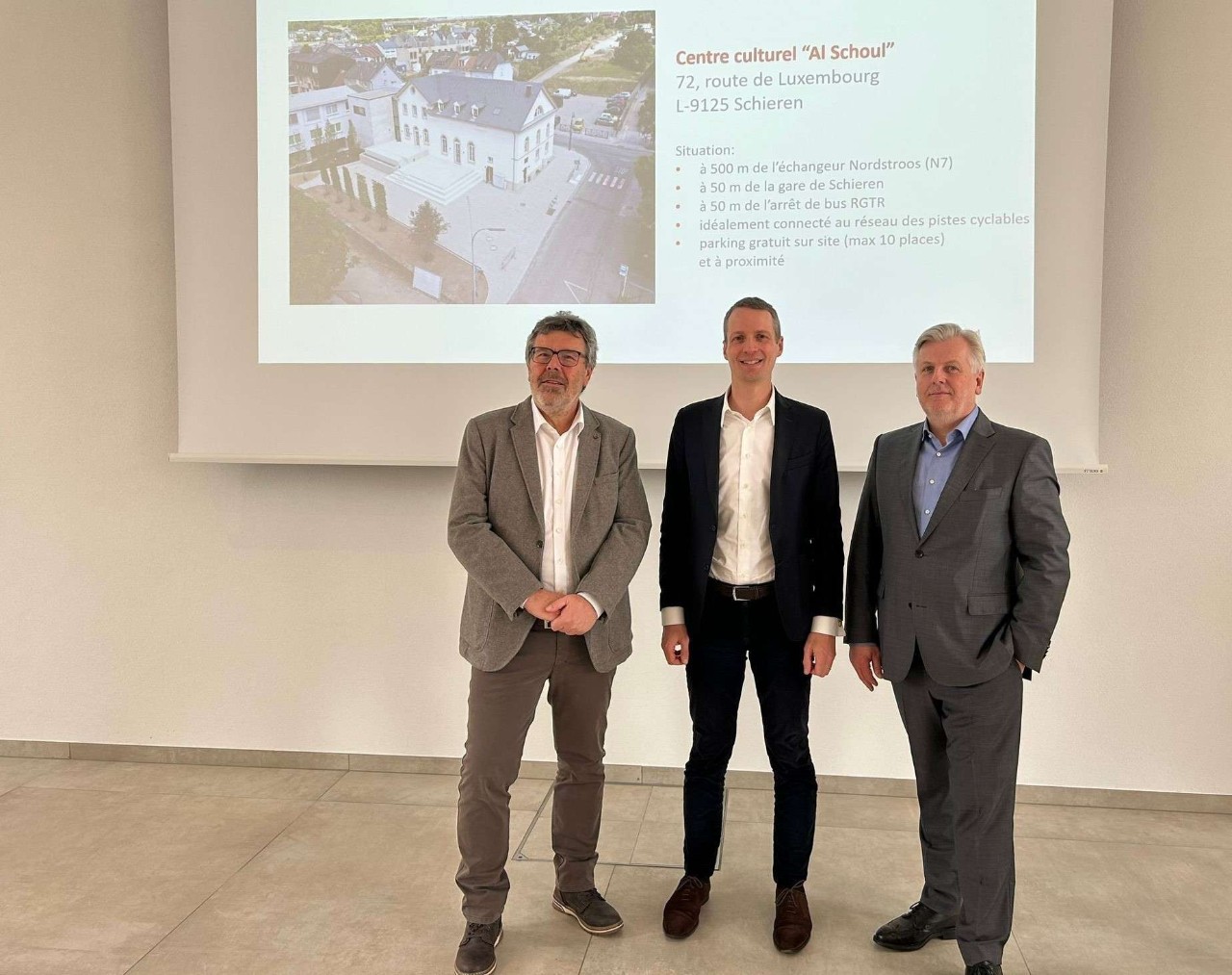 (de g. à dr.) Jean-Paul Zeimes, bourgmestre de la commune de Schieren ; Serge Wilmes, ministre de la Fonction publique ; Jean-Paul Marc, chargé de mission Coworking au ministère de la Fonction publique