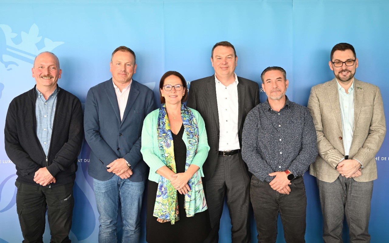 (de g. à dr.) John Blum, délégation du personnel Goodyear ; Alex Schumann, director manufacturing Tire Plant Luxembourg ; Yuriko Backes, ministre de la Mobilité et des Travaux publics ; René Winkin , directeur FEDIL ; Dominique Machado, président de la fédération LCGB-Transport ; Christophe Knebeler, secrétaire général adjoint, responsable pour la politique sociale
