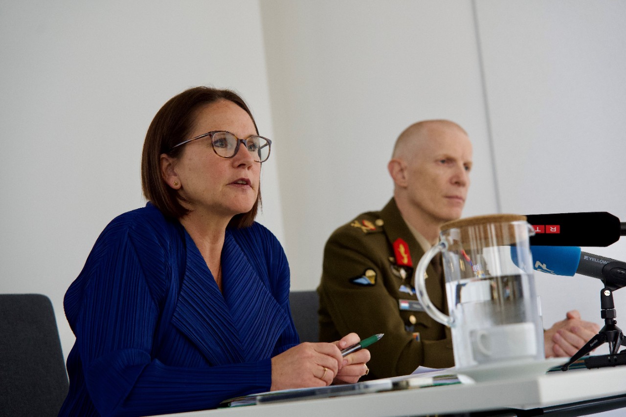 (de g. à dr.) Yuriko Backes, ministre de la Défense ; général Steve Thull, chef d'état-major de l'armée luxembourgeoise