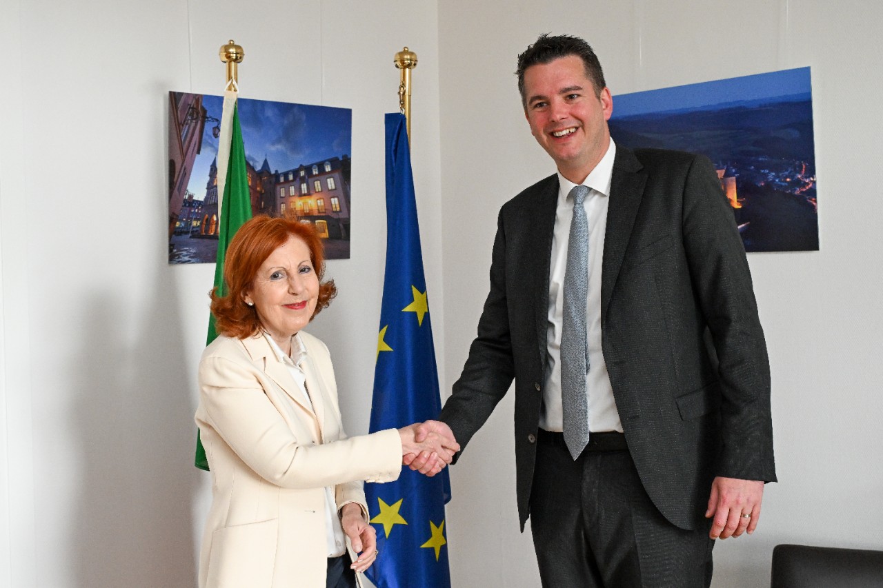 (de g. à dr.) Maria da Graça Carvalho, ministre de l'Environnement et de l'Énergie du Portugal ; Lex Delles, ministre de l’Économie, des PME, de l’Énergie et du Tourisme