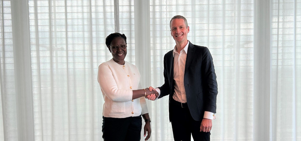 	(de g. à dr.) Louise Boukandou Moussavou, ministre de la Fonction publique de la République Gabonaise, Serge Wilmes, ministre de la Fonction publique du Luxembourg