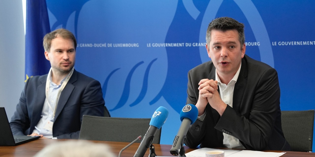 (de g. à dr.) Bob Feidt, conseiller économique ; Lex Delles, ministre de l’Économie, des PME, de l’Énergie et du Tourisme