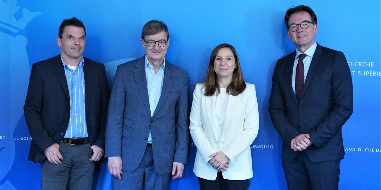 (de g. à dr.) Rolf Müller, directeur exécutif du Helmholtz Institut für Pharmazeutische Forschung Saarland (HIPS) ; Otmar D. Wiestler, président de la Helmholtz-Gemeinschaft ; Stéphanie Obertin, ministre de la Recherche et de l’Enseignement supérieur ; Matthias Tschöpp, vice-président de la Helmholtz-Gemeinschaft