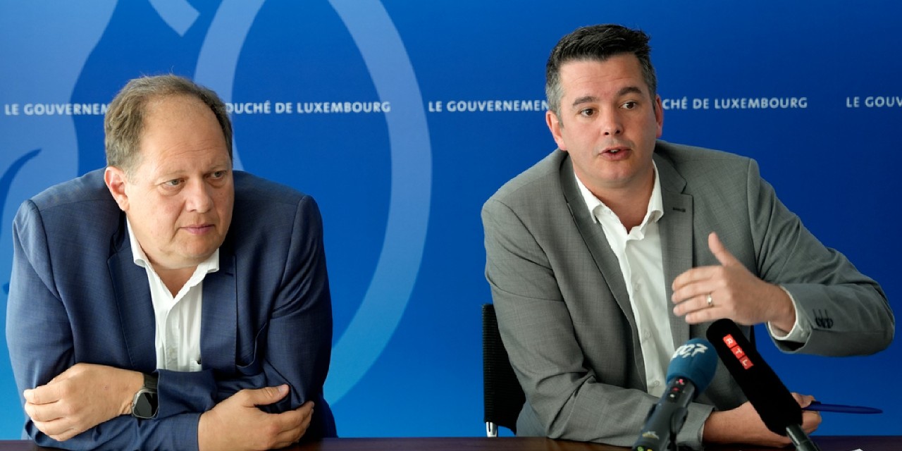 (de g. à dr.) Gilles Scholtus, chargé de la Direction générale PME, artisanat et commerce ; Lex Delles, ministre de l'Économie, des PME, de l'Énergie et du Tourisme