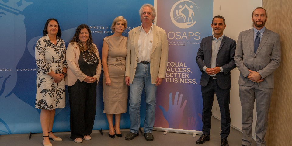 (de g. à dr.) Manon Thill, gestionnaire de projet OSAPS; Andreia Veral, secrétariat OSAPS; Michèle Stauss, gestionnaire de projet OSAPS; Guy Streveler, expert informatique externe; Max Hahn, ministre de la Famille, des Solidarités, du Vivre ensemble et de l'Accueil; François Engels, directeur de l'OSAPS.
