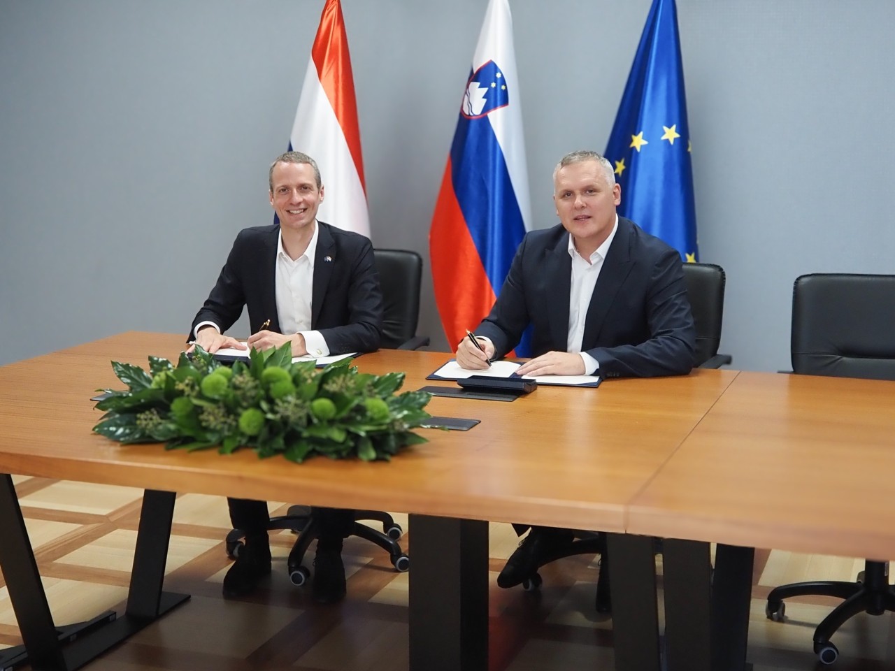 (de g. à dr.) Serge Wilmes, ministre de l’Environnement, du Climat et de la Biodiversité ; Bojan Kumer, ministre de l’Environnement, du Climat et de l’Énergie de la république de Slovénie