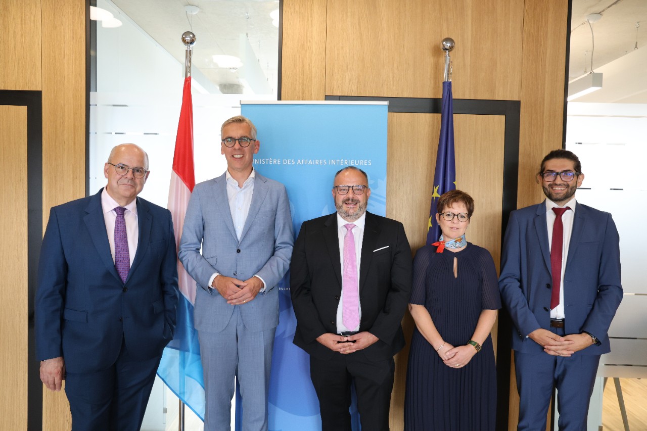 (de g. à dr.) Marc Spautz, échevin de la commune de Schifflange ; Léon Gloden, ministre des Affaires intérieures ; Carlo Feiereisen, bourgmestre de la commune de Schifflange ; Nadine Kuhn-Metz, échevin de la commune de Schifflange ; Rizo Agovic, échevin de la commune de Schifflange
