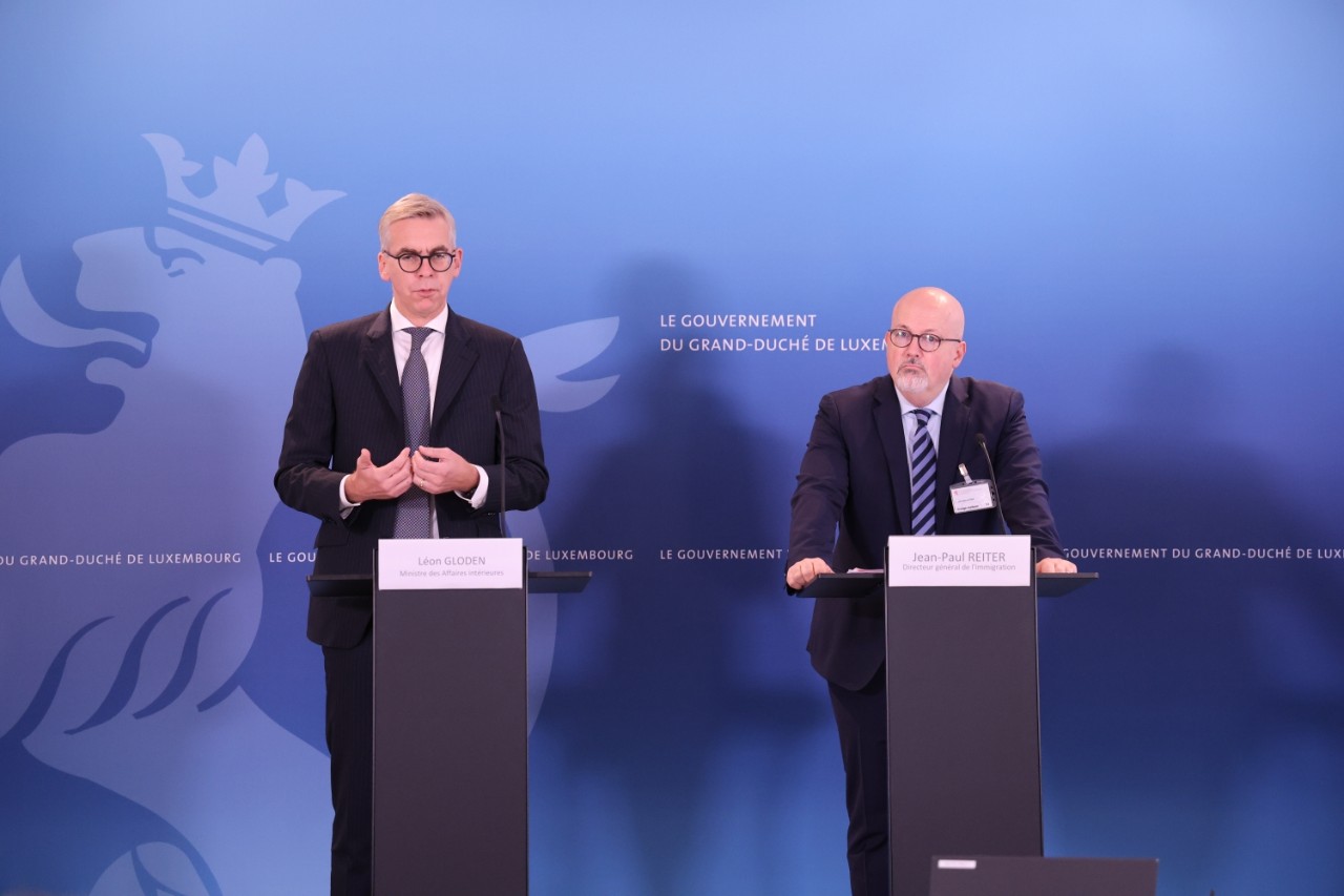 (de g. à dr.) Léon Gloden, ministre des Affaires intérieures ; Jean-Paul Reiter, directeur général de l'immigration