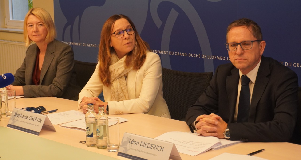 (de g. à dr.) Christiane Huberty, conseillère de gouvernement 1re classe, ministère de la Recherche et de l’Enseignement supérieur ; Stéphanie Obertin, ministre de la Recherche et de l’Enseignement supérieur ; Léon Diederich, coordination générale, premier conseiller de gouvernement, ministère de la Recherche et de l’Enseignement supérieur 