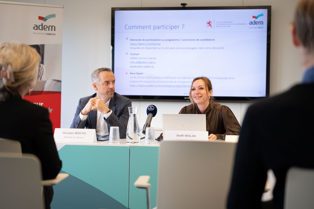(de g. à dr.) Georges Mischo, ministre du Travail ; Steffi Wolak, responsable du service salariés auprès de l’ADEM