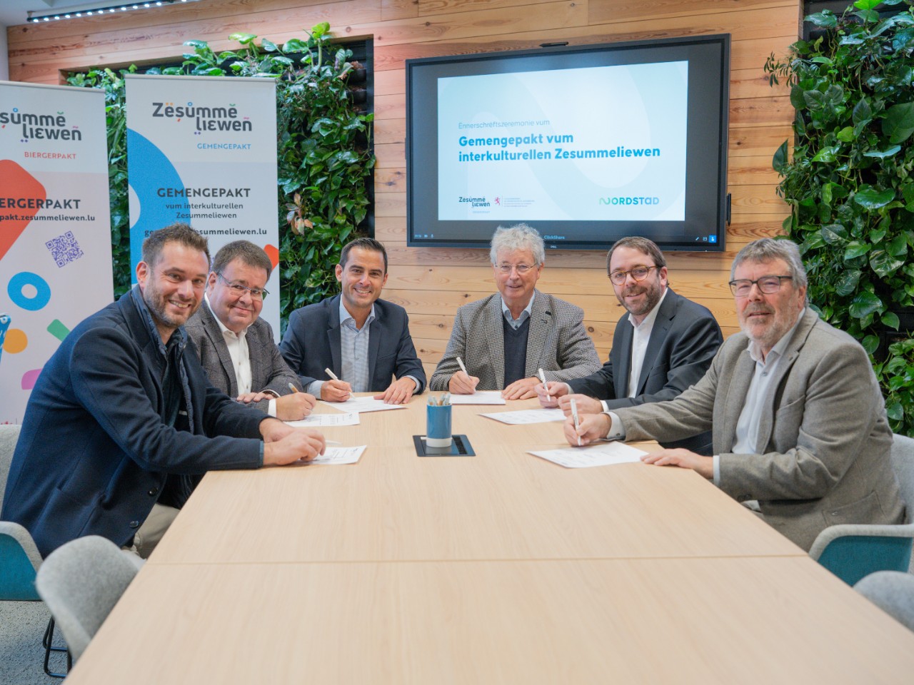 Bob Steichen, bourgmestre de la Ville d’Ettelbruck ; Claude Gleis, bourgmestre de la commune d'Erpeldange-sur-Sûre ; Max Hahn, ministre de la Famille, des Solidarités, du Vivre ensemble et de l'Accueil ; Emile Eicher, président du Syndicat des villes et communes luxembourgeoises (Syvicol) ; Charel Weiler, bourgmestre de la Ville de Diekirch ; Jean-Paul Zeimes, bourgmestre de la commune de Schieren