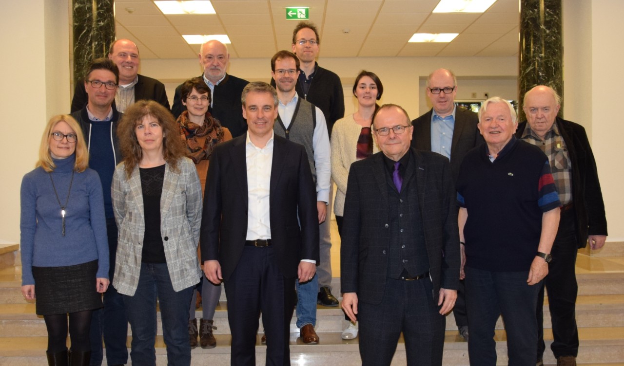 De Claude Meisch mat de Membere vum Conseil fir d'Lëtzebuerger Sprooch