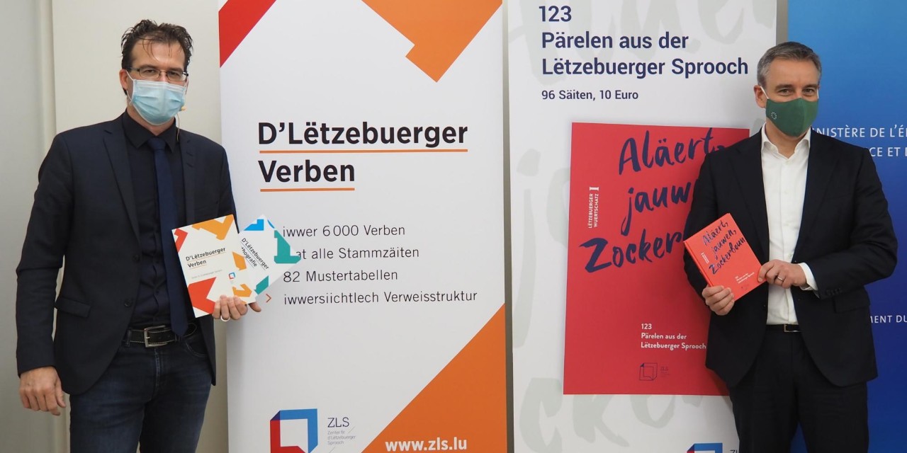 (de g. à dr.) Le directeur du Zenter fir d’Lëtzebuerger Sprooch (ZLS), Luc Marteling, et le ministre Claude Meisch ont présenté les récents travaux du ZLS pour conserver et promouvoir les richesses de la langue luxembourgeoise.